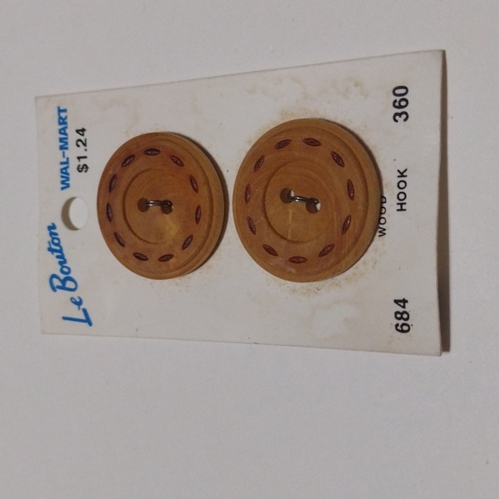 5/$15 Wooden Buttons Le Bouton 684